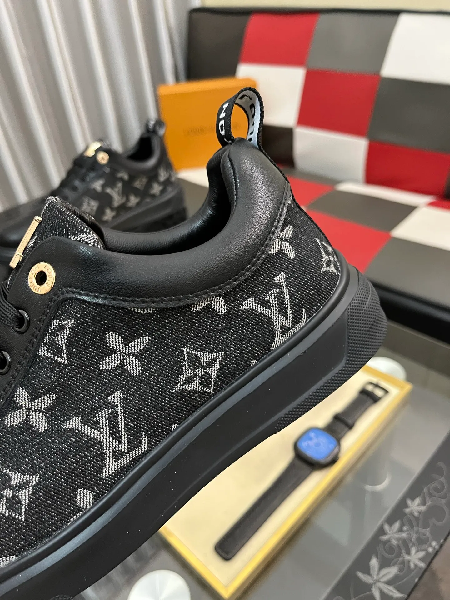 Men's shoes 💰400⌚️⌚️《Louis vuitton/LV Louis Vuitton》original quality.~ Unique modern style sneakers. 🏃A must-have casual shoe for trendy men😍😍 Original brand imported from Italy, imported original leather, cowhide lining (refuses to discolor and grind feet) sole: original sole provided by the original factory, French lazy style design ⚠️Fit to the feet, original quality, super comfortable original sole. Code number: 38-443️⃣Colors available